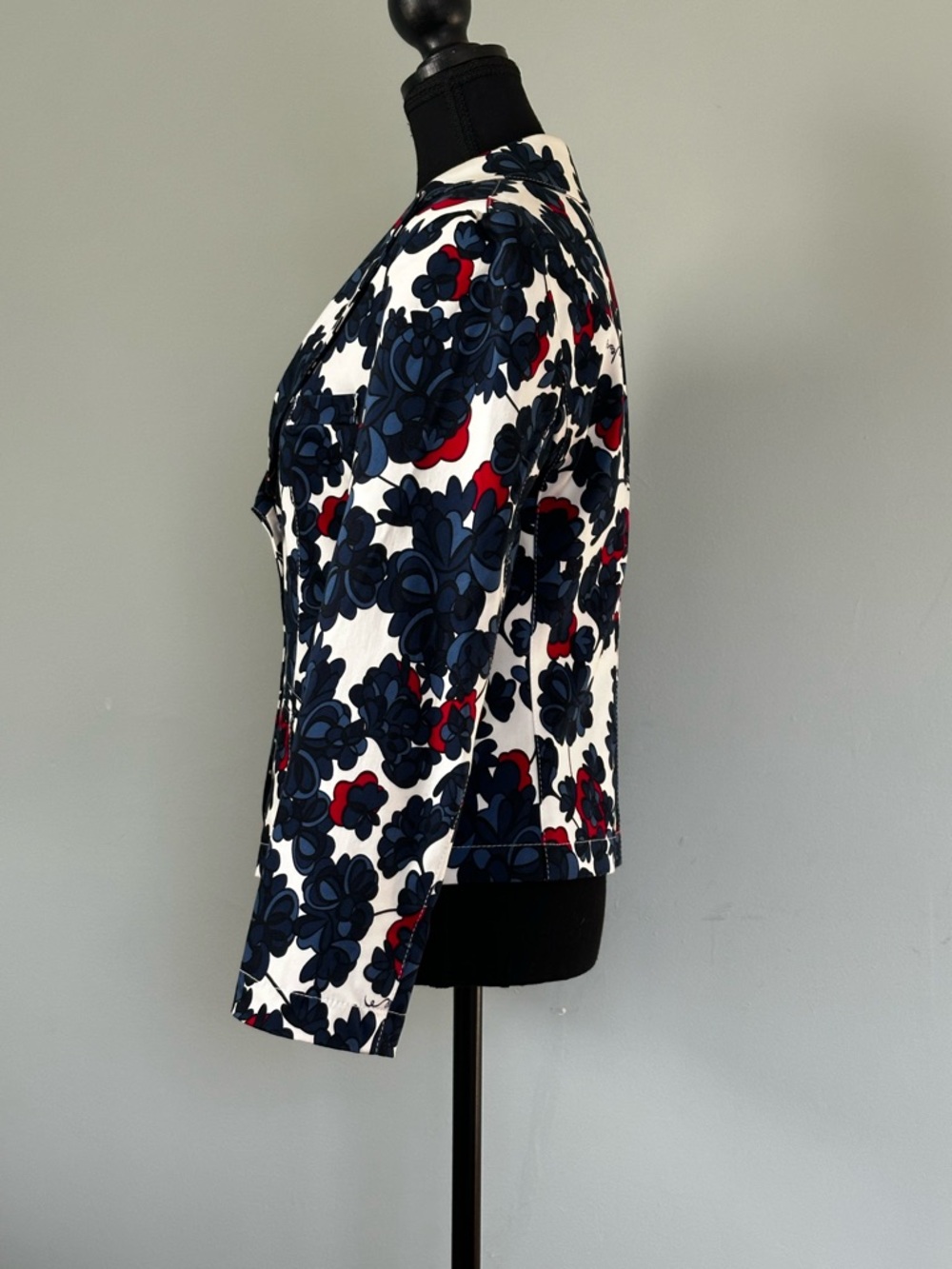 Chic Vintage Moschino Jeans White Cotton Blazer with Navy and Red Floral Print - Picture 10 of 16